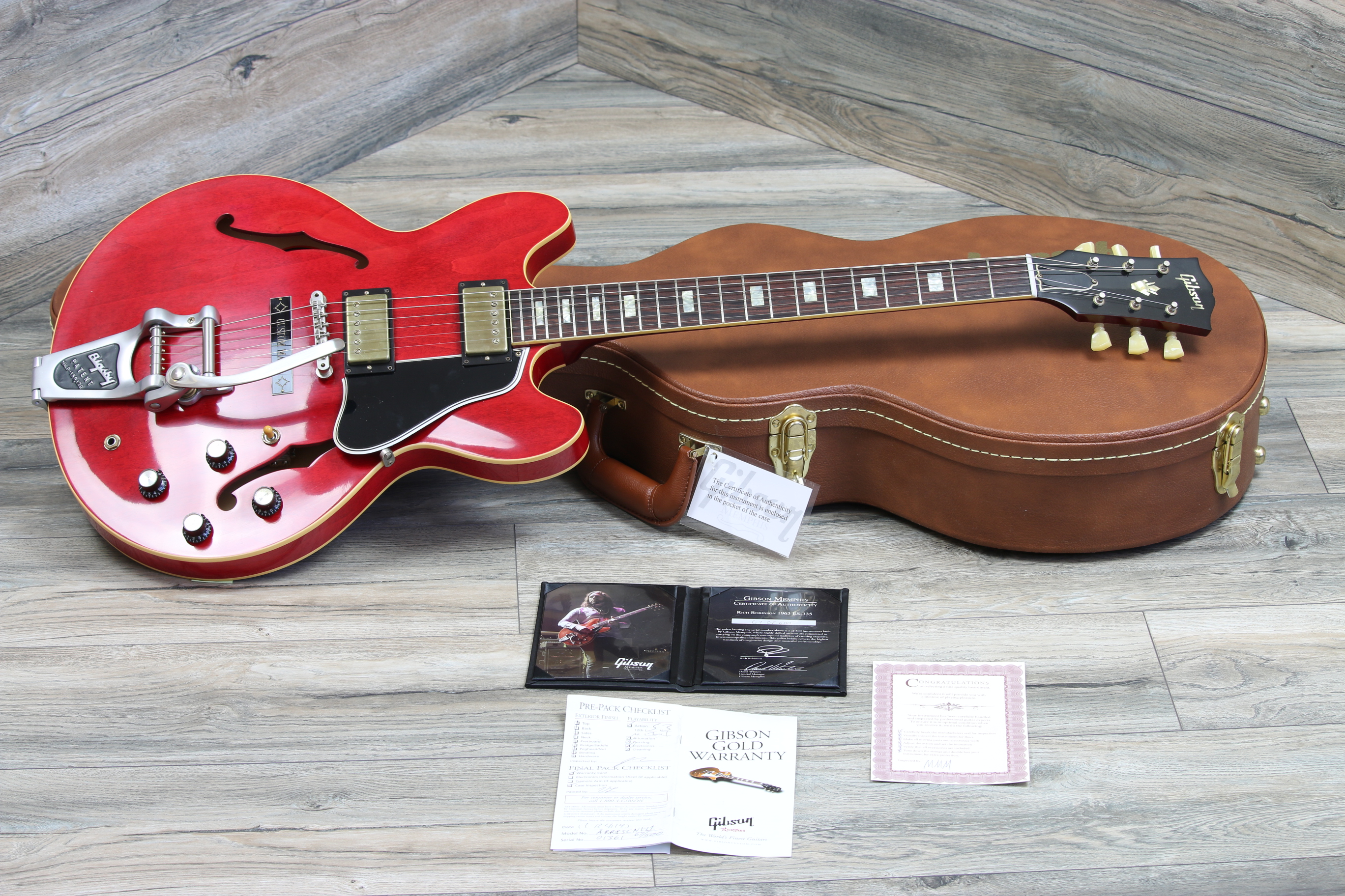 Gibson Rich Robinson 1963 ES335 Ltd chez Lead Guitars et Guitar Legend.